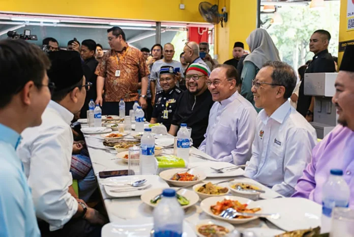 PM Anwar singgah makan tengah hari di Sri Rampai, sapa pengunjung