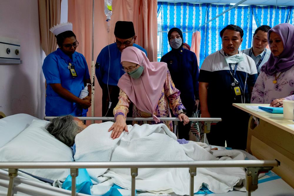PM’s wife visits victims of gas pipeline fire at Sultan Idris Shah hospital