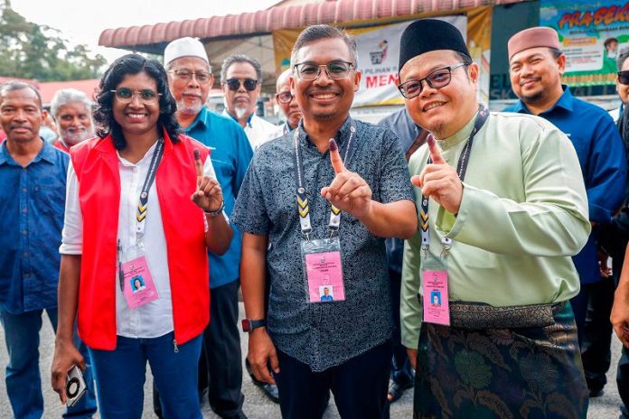 PRK Ayer Kuning: Calon bertanding antara pengundi terawal tunai tanggungjawab