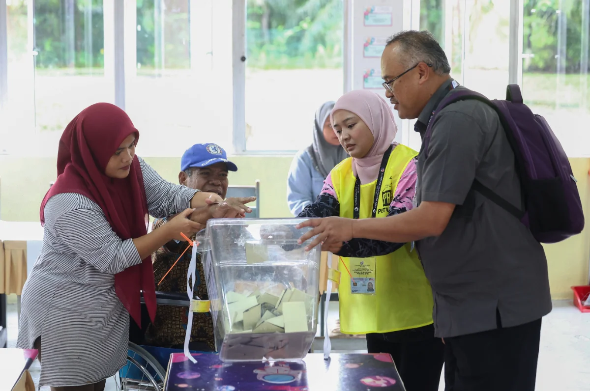 Visually impaired voter casts ballot in Sabah by-elections Visually impaired voter casts ballot in Sabah by-elections