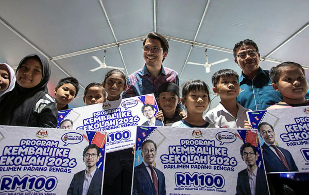 Padang Rengas students receive RM50,000 in back-to-school aid