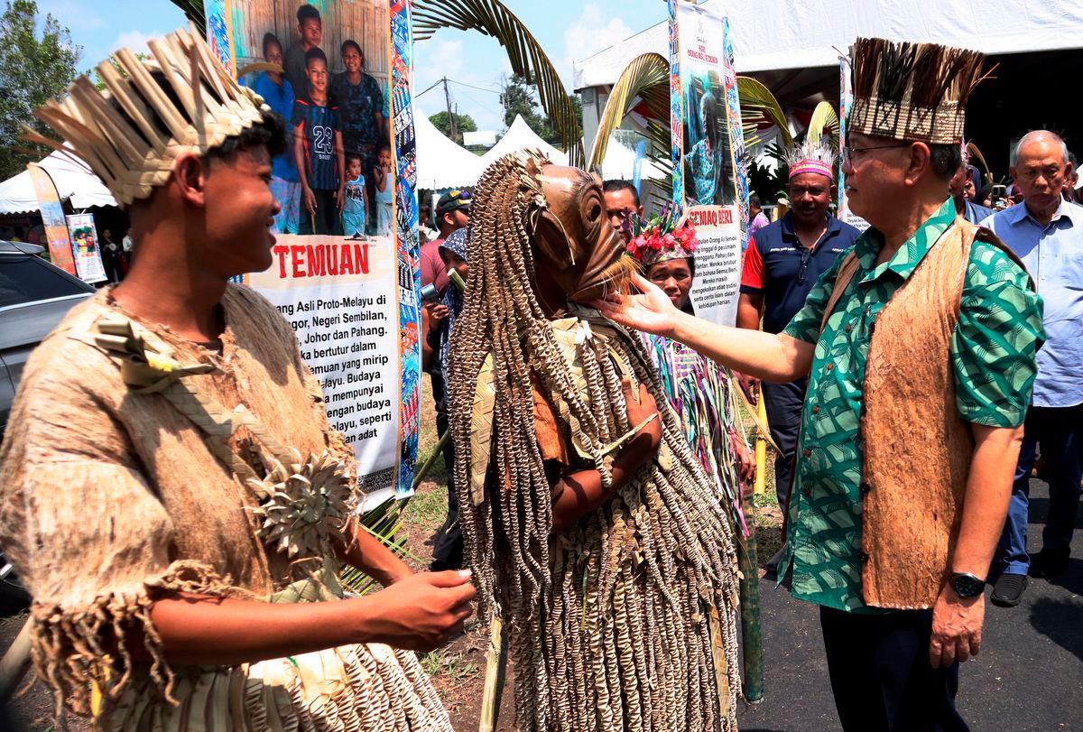 Pahang Orang Asli IPTA students get free laptops automatically