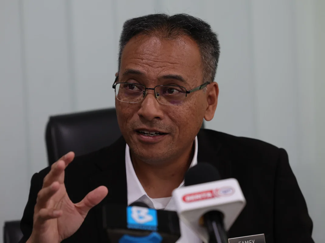 Palm oil mill manager and operator detained over river pollution