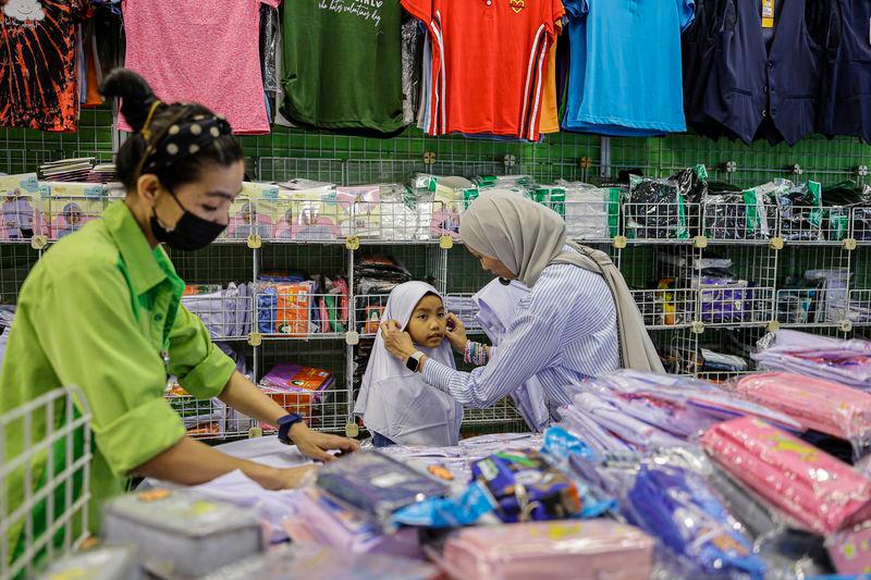 Parents in Kedah, Kelantan, Terengganu make final prep for school opening tomorrow Parents in Kedah, Kelantan, Terengganu make final prep for school opening tomorrow