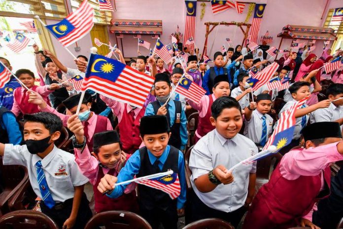 Patriotic pride: Malaysian students to wear Jalur Gemilang badge from April Patriotic pride: Malaysian students to wear Jalur Gemilang badge from April