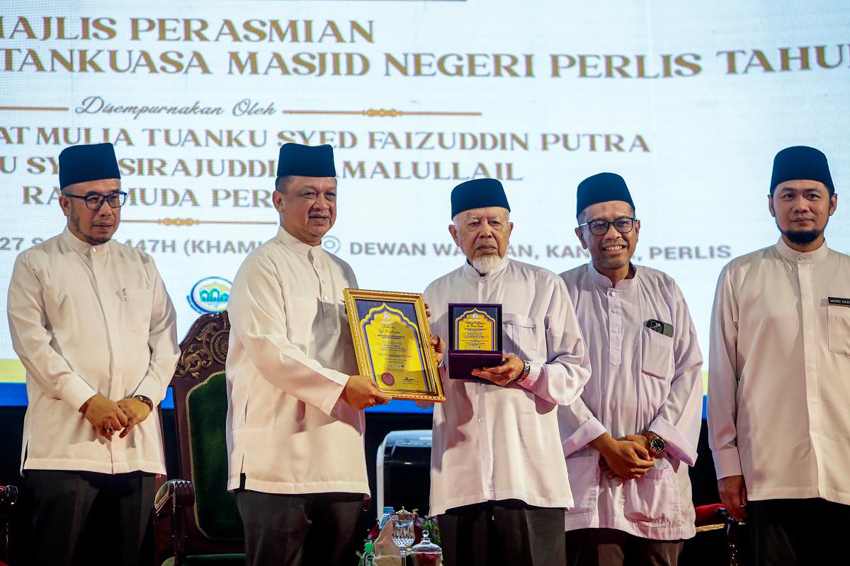 Pegawai masjid dan jawatankuasa kariah perlu sentiasa jaga adab, akhlak - Raja Muda Perlis Pegawai masjid dan jawatankuasa kariah perlu sentiasa jaga adab, akhlak - Raja Muda Perlis