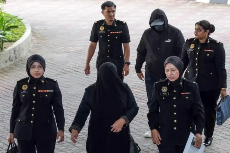 Pegawai imigresen didakwa terima rasuah, isteri beli emas dengan wang haram