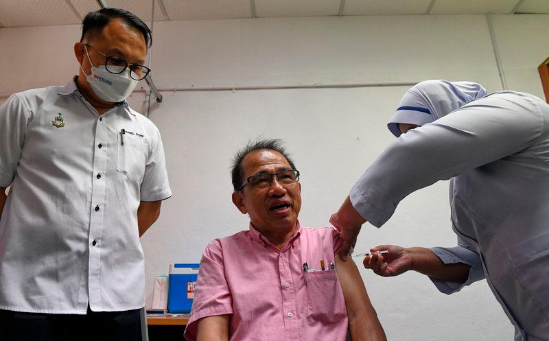 Penang gets 4,000 doses of influenza vaccine for senior citizens in 24 health clinics Penang gets 4,000 doses of influenza vaccine for senior citizens in 24 health clinics