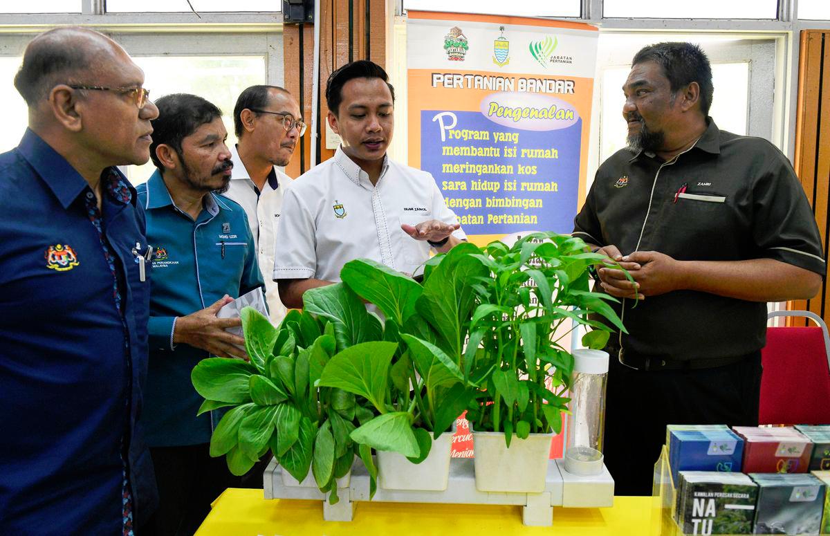Penang to launch raids on durian fraud hotspots, warns sellers against mislabelling Penang to launch raids on durian fraud hotspots, warns sellers against mislabelling