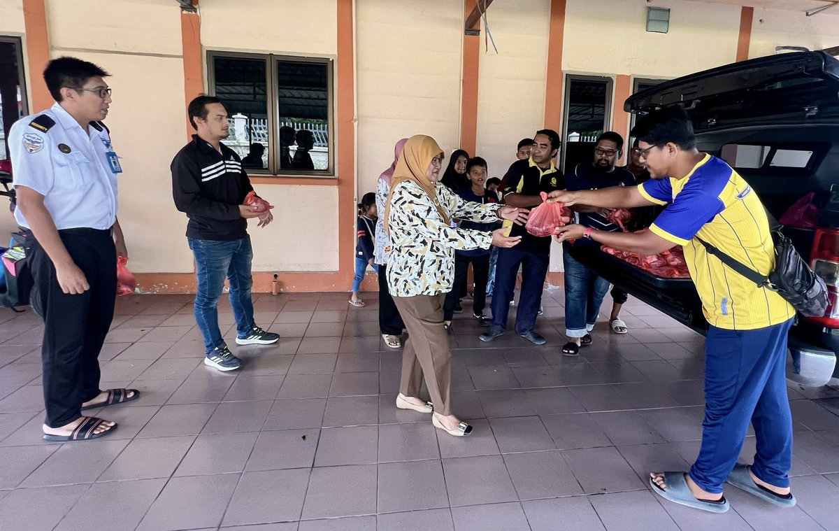 Perlis media and locals receive korban meat in Prime Minister's Aidiladha gesture Perlis media and locals receive korban meat in Prime Minister's Aidiladha gesture