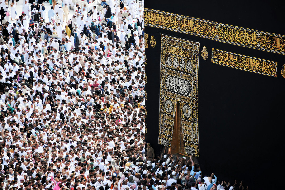 Pilgrims advised to send purchases home via post for smoother worship, hassle-free return journey Pilgrims advised to send purchases home via post for smoother worship, hassle-free return journey