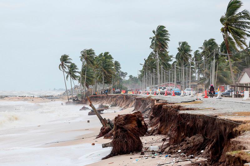 Police deploy team to monitor high tide at Terengganu beaches