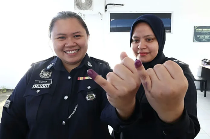 Police on night shift cast early votes in Kinabatangan by-elections