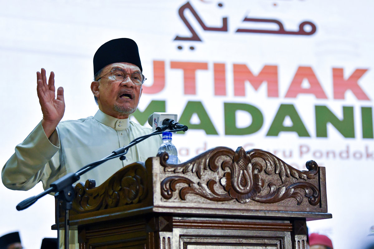 Pondok teachers must master AI to counter digital challenges, says PM Pondok teachers must master AI to counter digital challenges, says PM