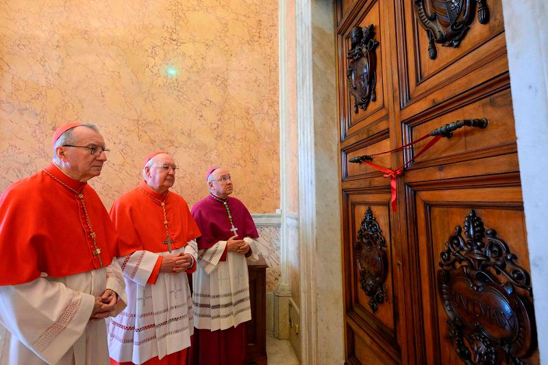 Pope asked for simple, unadorned tomb for final resting place Pope asked for simple, unadorned tomb for final resting place