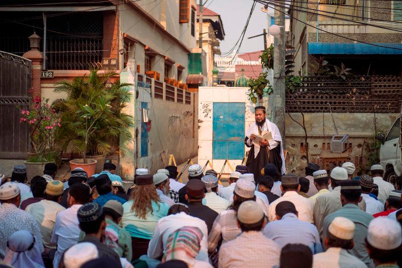 Prayers and tears for Eid in quake-hit Mandalay Prayers and tears for Eid in quake-hit Mandalay
