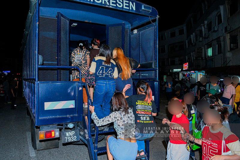 Pregnant woman runs 200 metres in high heels to avoid capture by Immigration personnel