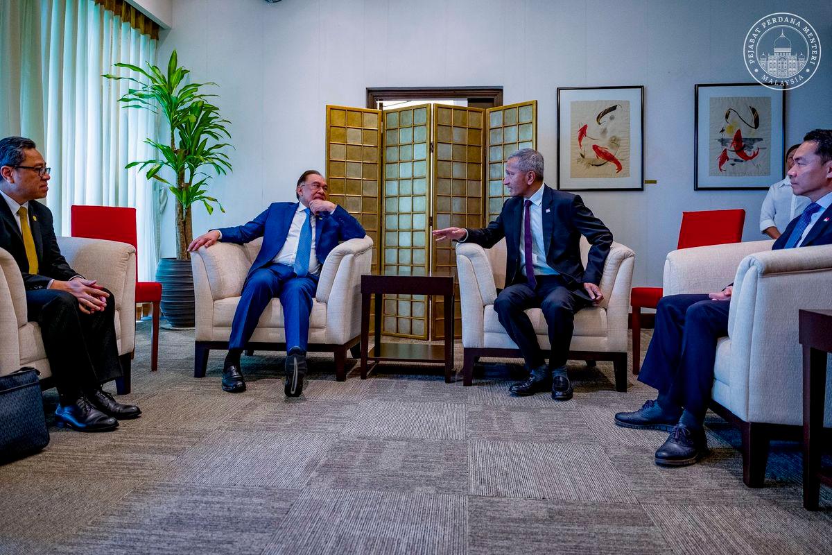Prime Minister Anwar Ibrahim arrives in Singapore for Shangri-La Dialogue Prime Minister Anwar Ibrahim arrives in Singapore for Shangri-La Dialogue
