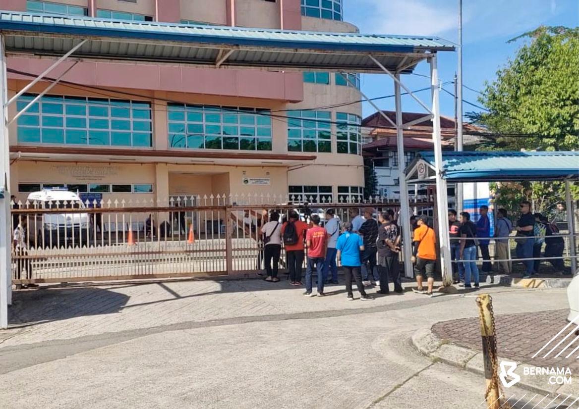 Public gathers at HQE I for updates on Zara Qairina’s case Public gathers at HQE I for updates on Zara Qairina’s case