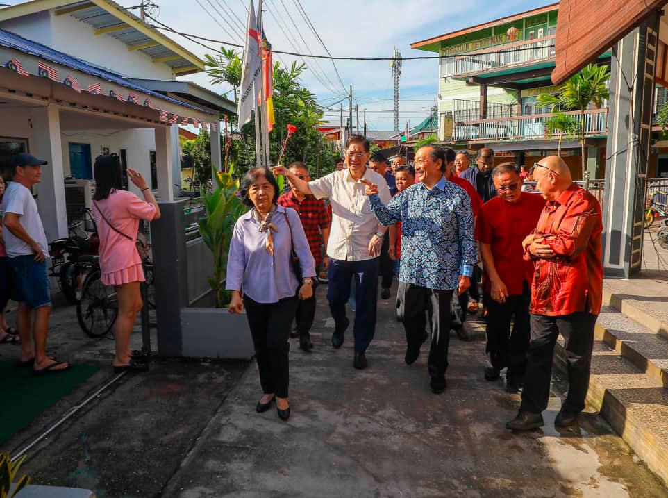 Pulau Ketam islanders get heartwarming contribution from Vincent Tan Pulau Ketam islanders get heartwarming contribution from Vincent Tan