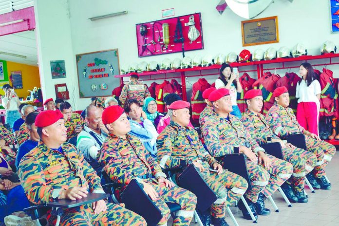 Putra Heights blaze-affected residents thank firefighters Putra Heights blaze-affected residents thank firefighters