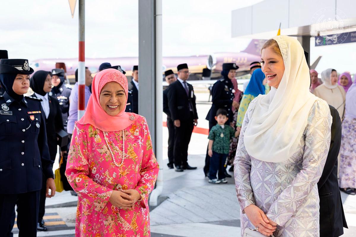 Queen arrives in Kelantan for two-day visit Queen arrives in Kelantan for two-day visit