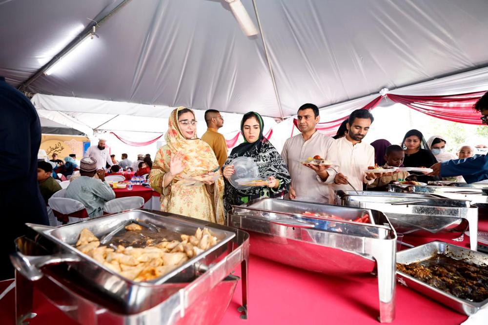 Queen hosts Hari Raya reception for UTM international students