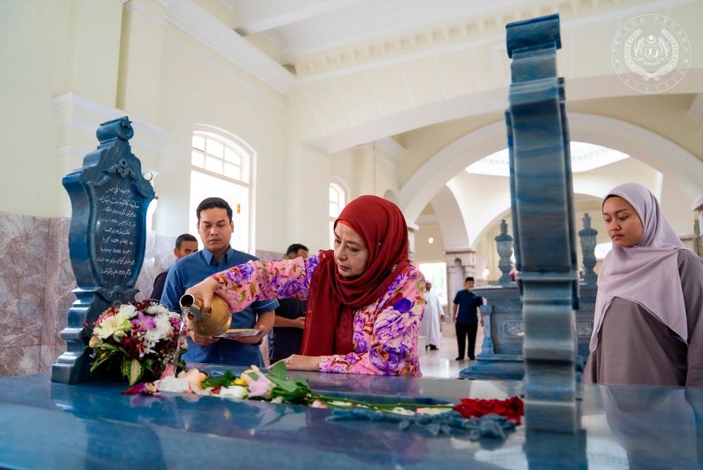 Queen pays respects at Bukit Mahmoodiah Royal Mausoleum Queen pays respects at Bukit Mahmoodiah Royal Mausoleum