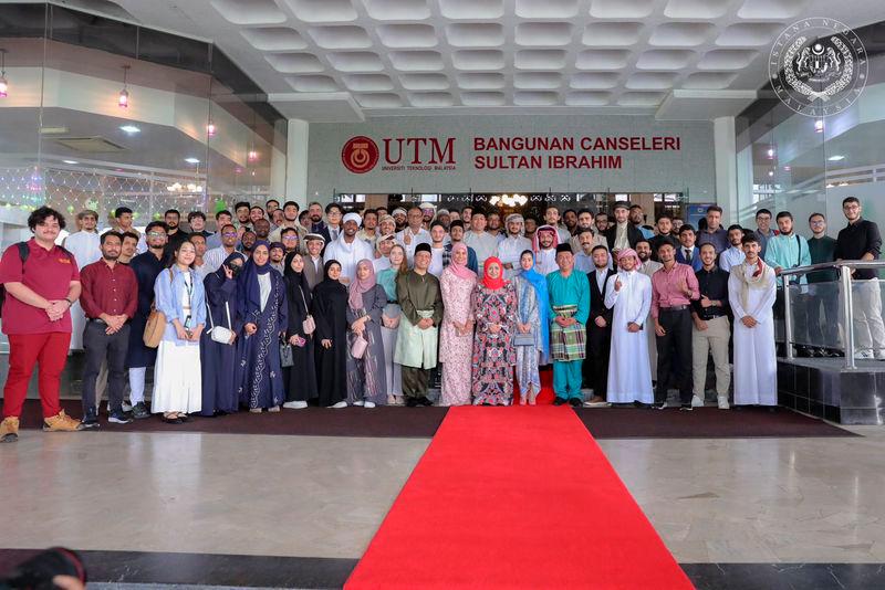 Queen reminds Malaysians not to forget those in hardship amid festivities Queen reminds Malaysians not to forget those in hardship amid festivities