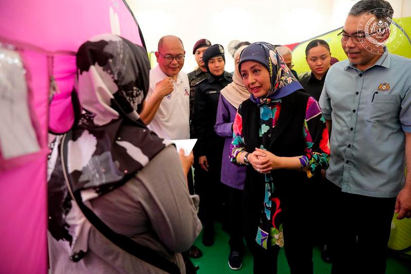 Queen visits flood victims in Johor Queen visits flood victims in Johor