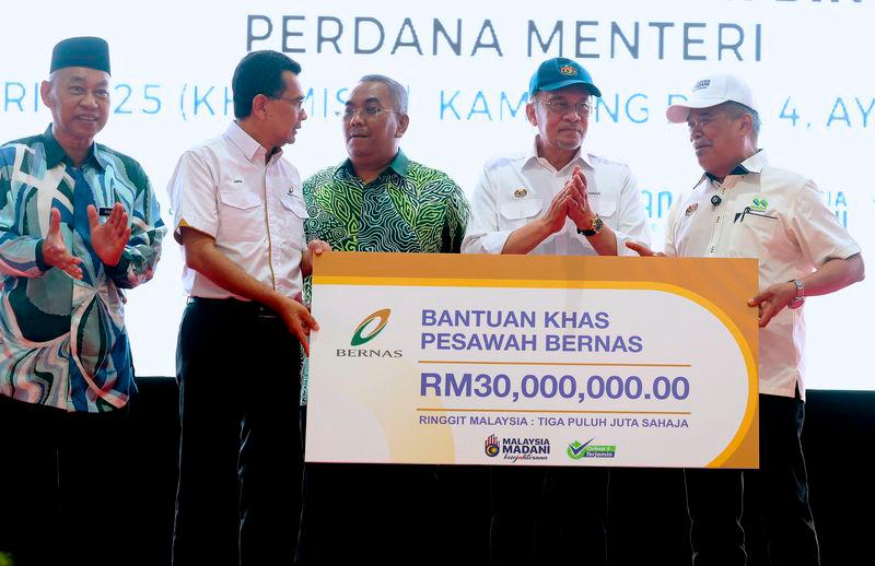 RM15 million from Bernas to ease farmers’ Ramadan, Syawal preparations - Anwar RM15 million from Bernas to ease farmers’ Ramadan, Syawal preparations - Anwar