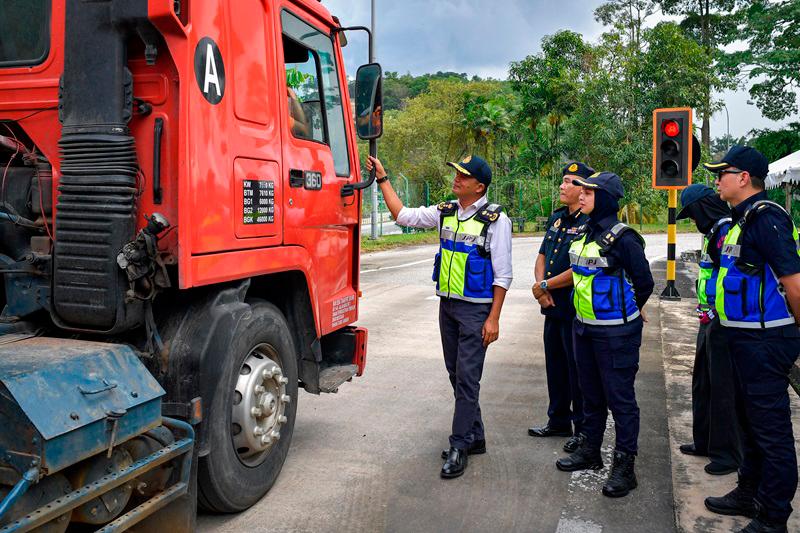RTD knows tactic of heavy vehicle drivers who stop on road shoulders to avoid detection RTD knows tactic of heavy vehicle drivers who stop on road shoulders to avoid detection