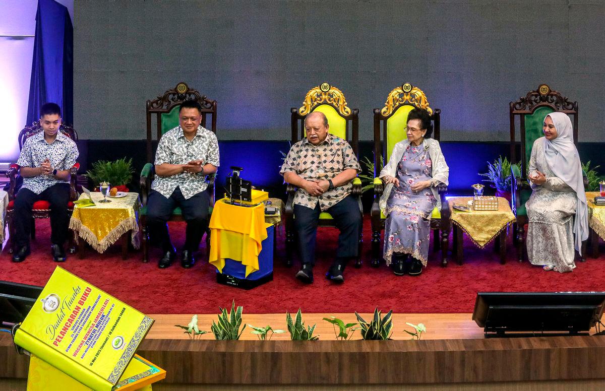 Raja of Perlis rebukes civil servants for putting self above public interest Raja of Perlis rebukes civil servants for putting self above public interest