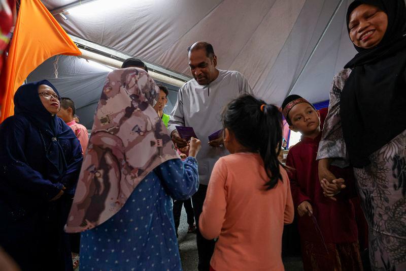 Ramanan hands out contributions to 16 mosques and 300 asnaf in Sungai Buloh parliamentary constituency