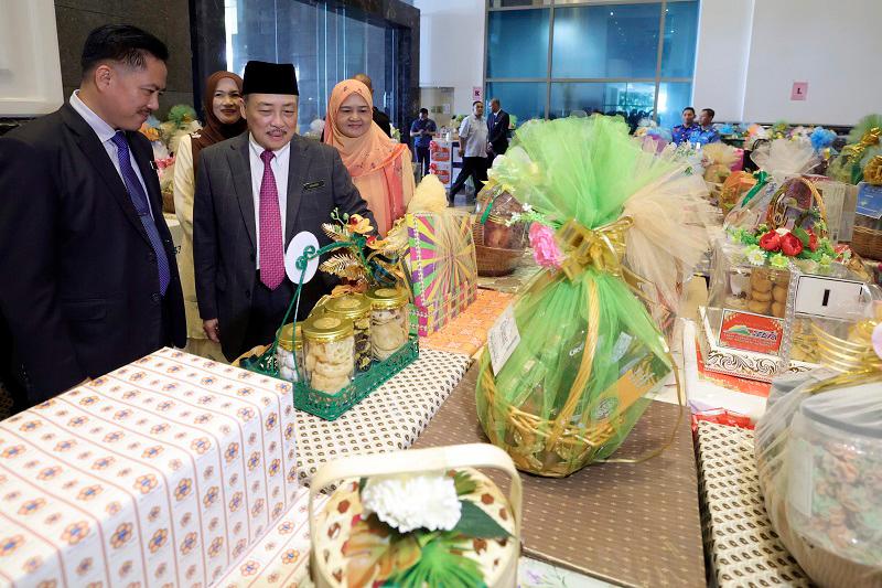 Raya cookies for security teams, health workers in Sabah Raya cookies for security teams, health workers in Sabah