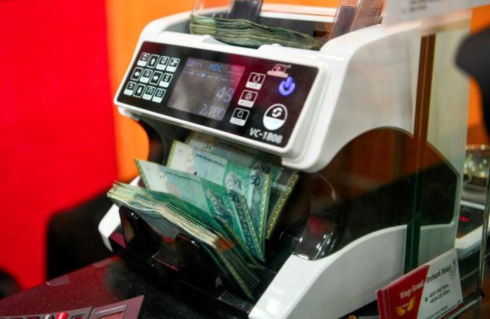 Ringgit ends lower as greenback gains on hopes of easing trade war