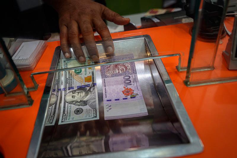 Ringgit strengthens against greenback in early trade