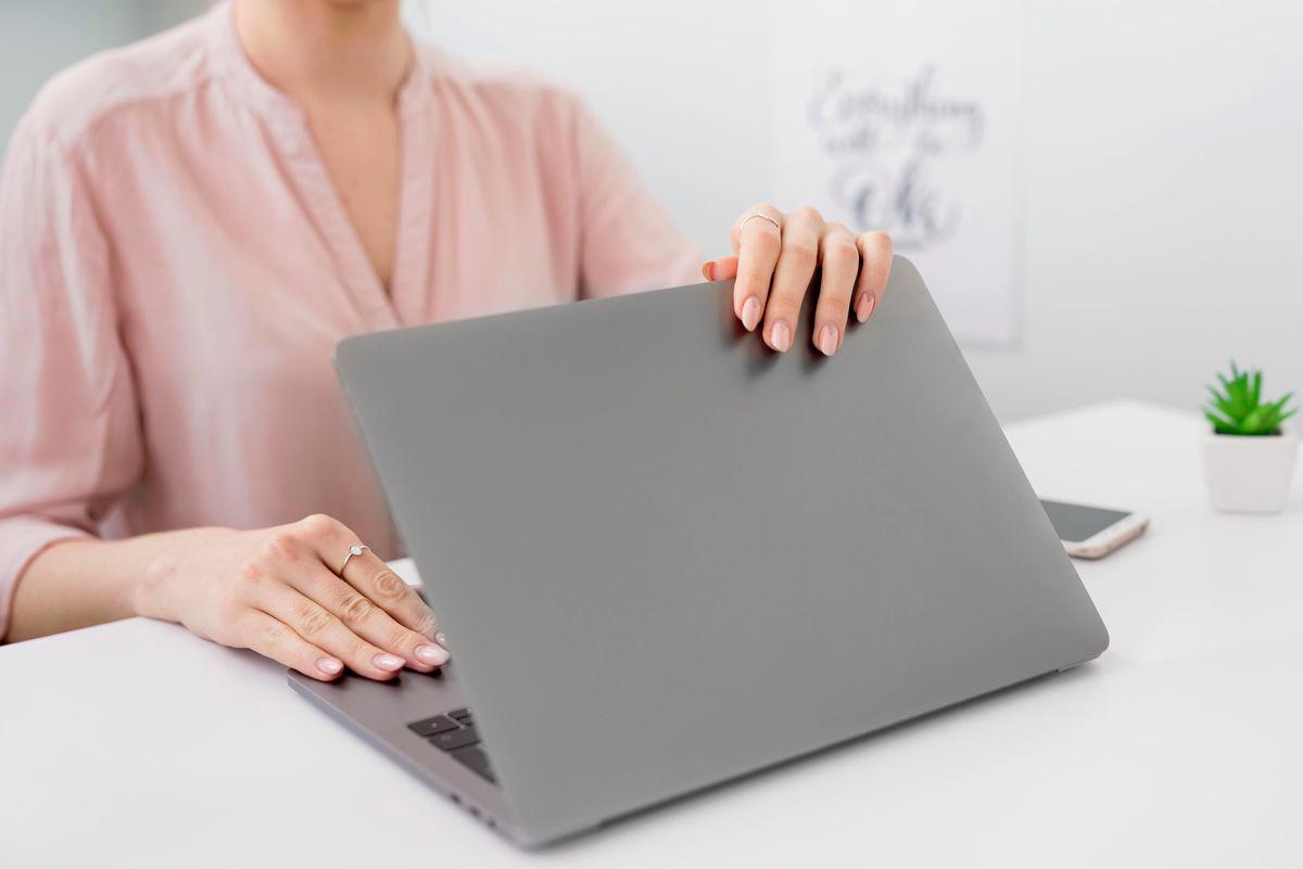 SG employee rage-quits, takes MacBook as ‘bonus’ — Netizens slam her as ‘super immature’