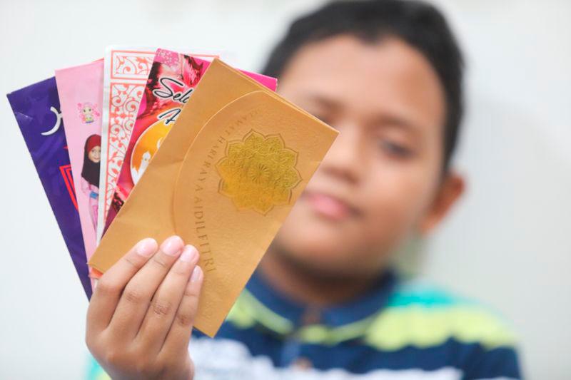 SG mum upset after children donates entire duit Raya to Masjid, sparks online debate