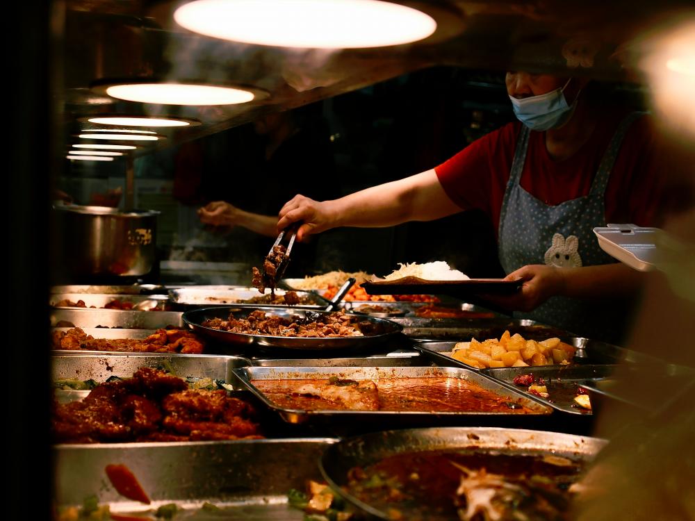 SG woman shocked by RM18 economy rice, vendor blames hard-to-wash veggies