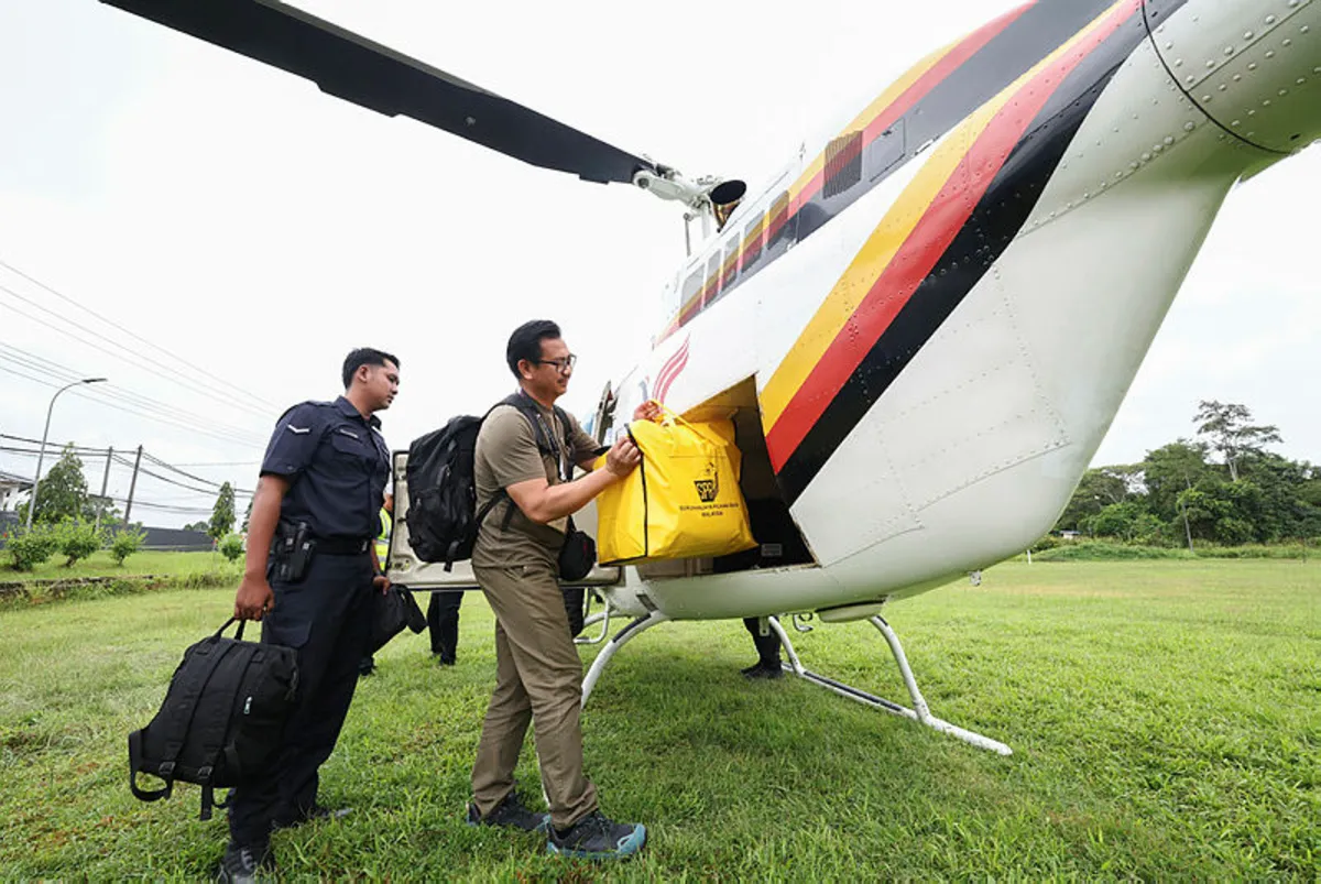 _SPR guna helikopter hantar peti undi ke pedalaman Kinabatangan SPR guna helikopter hantar peti undi ke pedalaman Kinabatangan