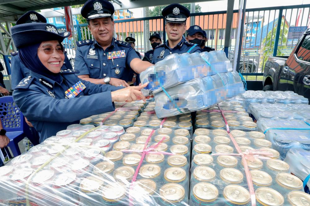 Sabah customs foil attempts to smuggle cigarettes, liquor Sabah customs foil attempts to smuggle cigarettes, liquor