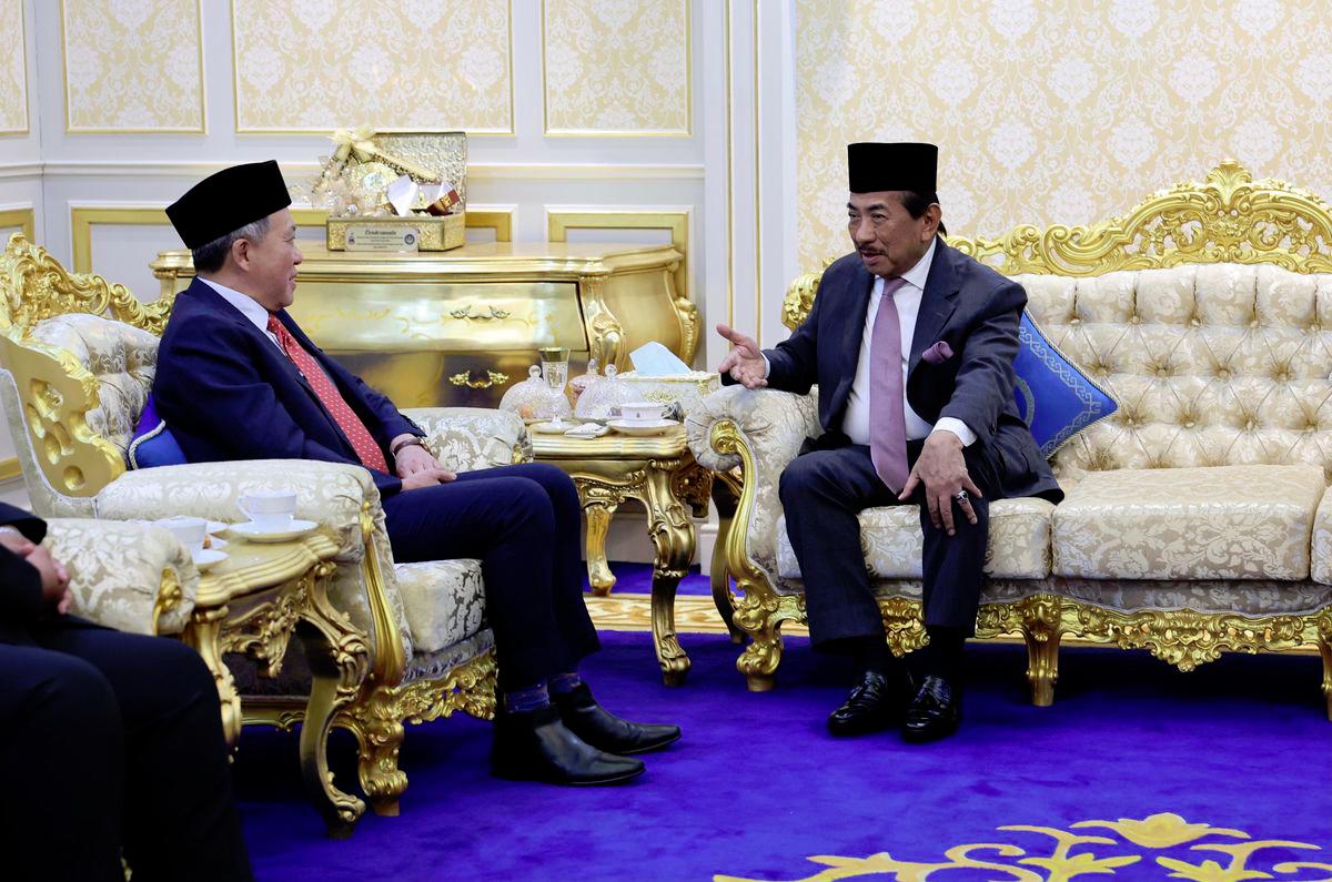 Sabah governor discusses fake news fight with Bernama chairman Sabah governor discusses fake news fight with Bernama chairman