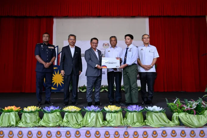 Sabah students receive RM740,000 in Sejahtera MADANI education aid