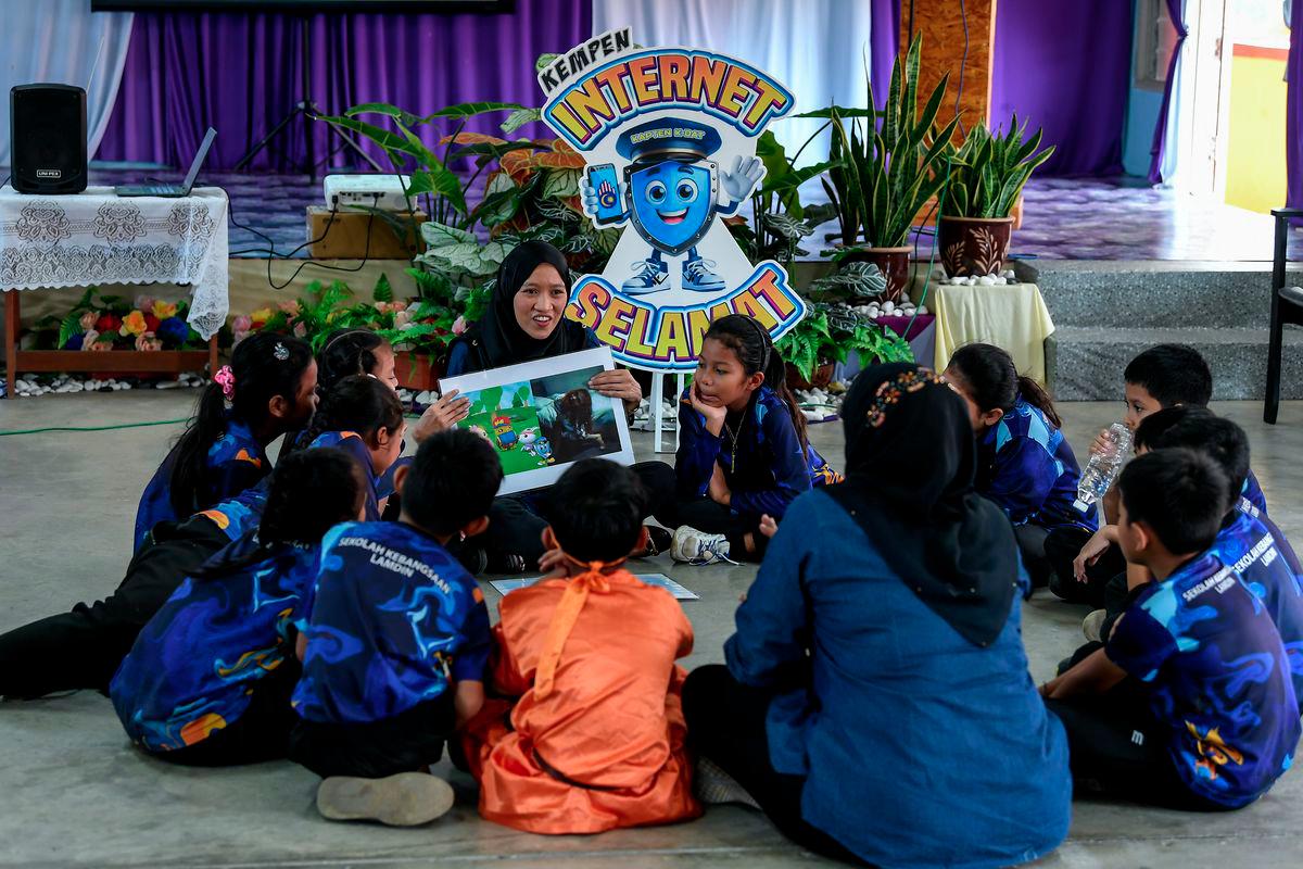 Safe internet campaign educates children on online risks in Kuala Nerang