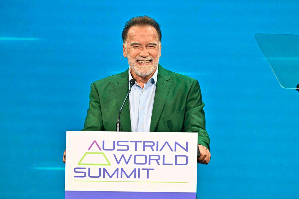 Schwarzenegger surprises Vienna metro users with climate message Schwarzenegger surprises Vienna metro users with climate message