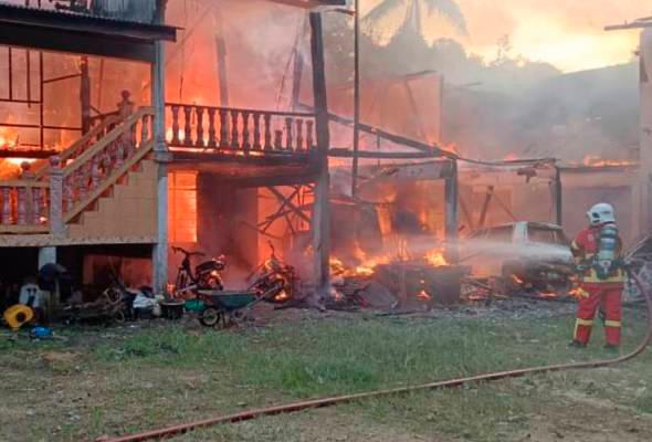 Sebuah rumah, tujuh kenderaan musnah dalam kebakaran di Hulu Besut Sebuah rumah, tujuh kenderaan musnah dalam kebakaran di Hulu Besut