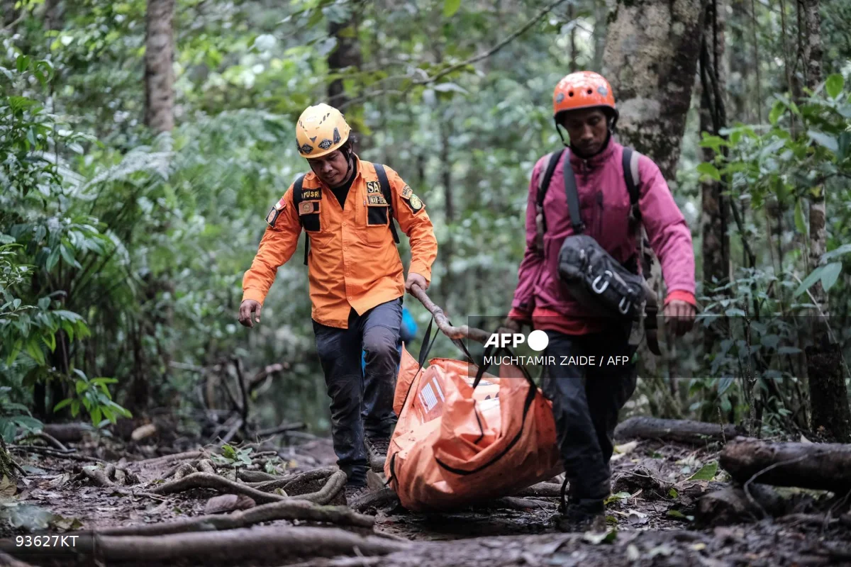 Second_body_recovered_from_Indonesian_plane_crash_site