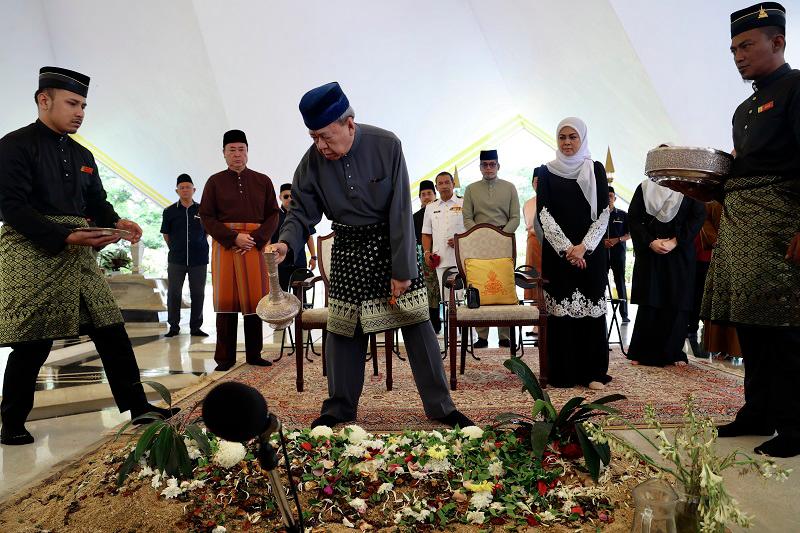 Selangor Sultan, Tengku Permaisuri visit Pak Lah’s grave