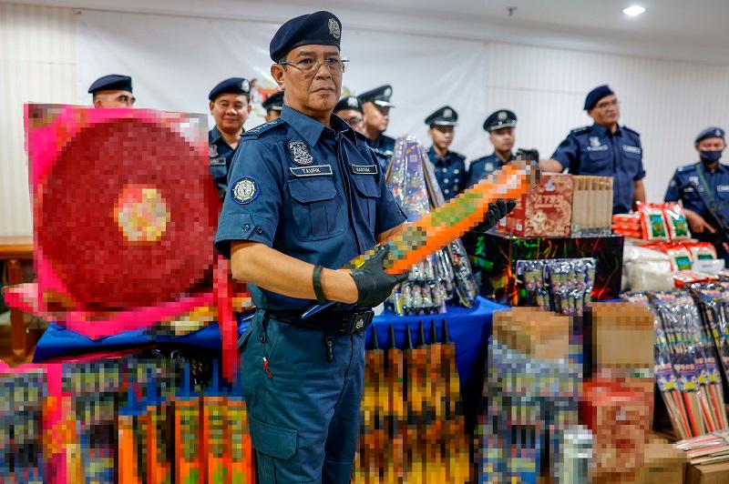 Selangor customs seize firecrackers, rice, metal scraps worth over RM18 million Selangor customs seize firecrackers, rice, metal scraps worth over RM18 million